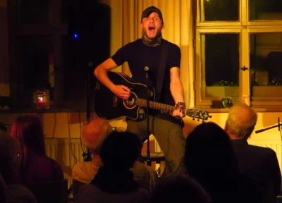 Foto des Albums: KIMKOI aus Thüringen begeisterte mit ihrem Indie-Rock das Publikum im vollen Gemeindehaus