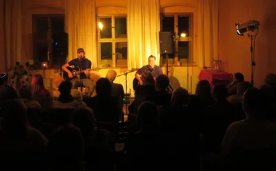 Foto des Albums: KIMKOI aus Thüringen begeisterte mit ihrem Indie-Rock das Publikum im vollen Gemeindehaus