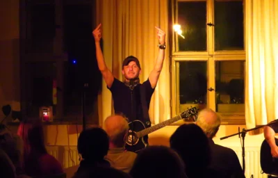 Foto des Albums: KIMKOI aus Thüringen begeisterte mit ihrem Indie-Rock das Publikum im vollen Gemeindehaus