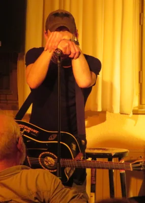 Foto des Albums: KIMKOI aus Thüringen begeisterte mit ihrem Indie-Rock das Publikum im vollen Gemeindehaus