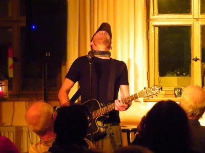 Foto des Albums: KIMKOI aus Thüringen begeisterte mit ihrem Indie-Rock das Publikum im vollen Gemeindehaus