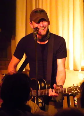 Foto des Albums: KIMKOI aus Thüringen begeisterte mit ihrem Indie-Rock das Publikum im vollen Gemeindehaus