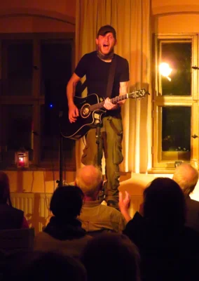 Foto des Albums: KIMKOI aus Thüringen begeisterte mit ihrem Indie-Rock das Publikum im vollen Gemeindehaus