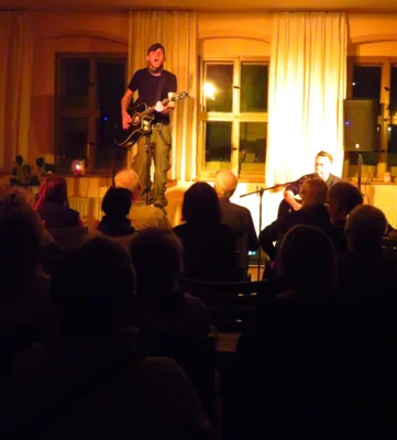 Foto des Albums: KIMKOI aus Thüringen begeisterte mit ihrem Indie-Rock das Publikum im vollen Gemeindehaus