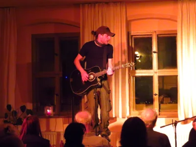 Foto des Albums: KIMKOI aus Thüringen begeisterte mit ihrem Indie-Rock das Publikum im vollen Gemeindehaus