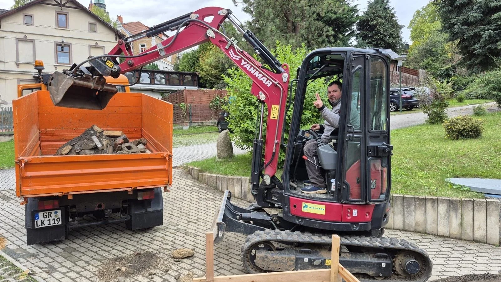 Bild: Minibagger und Multicar