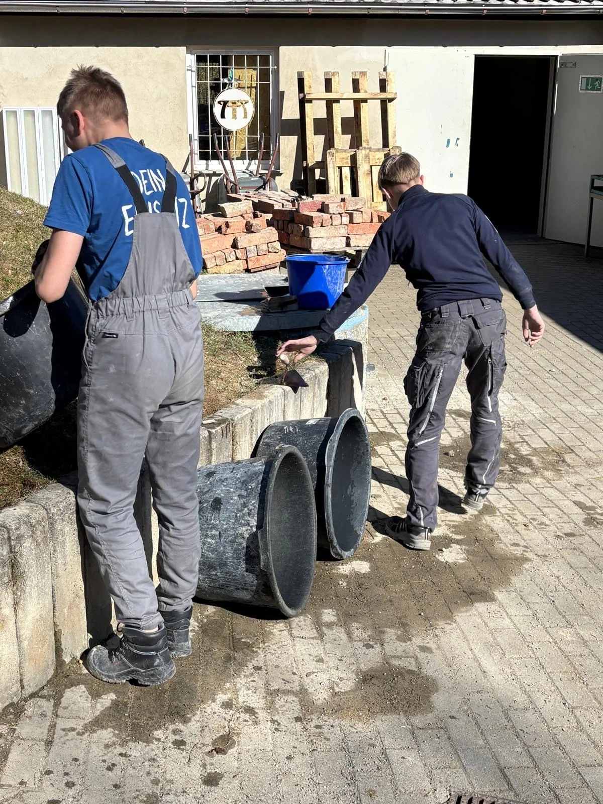 Bild: Schüler reinigen Arbeitsmaterial