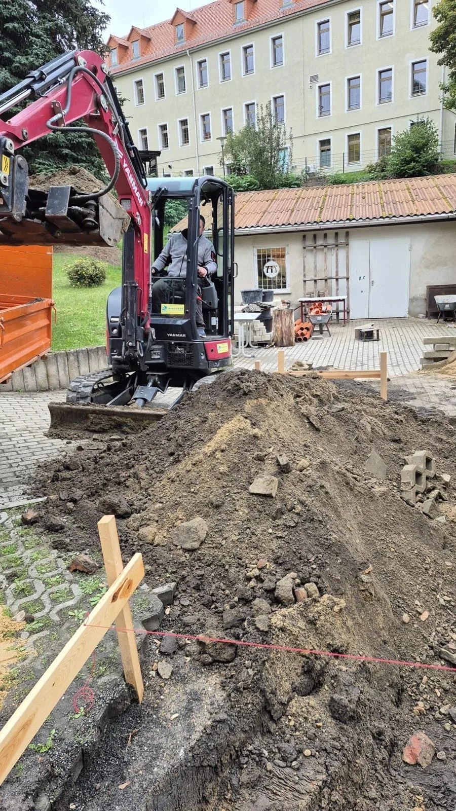Bild: Minibagger und Baustelle