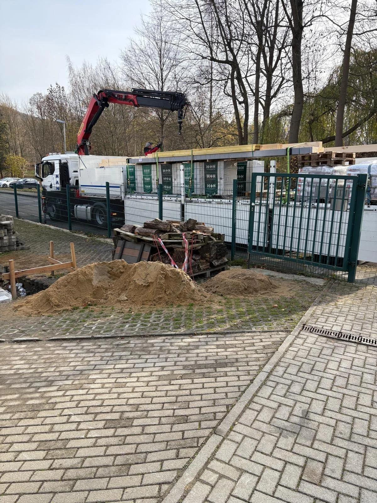 Bild: Anlieferung Mauersteine