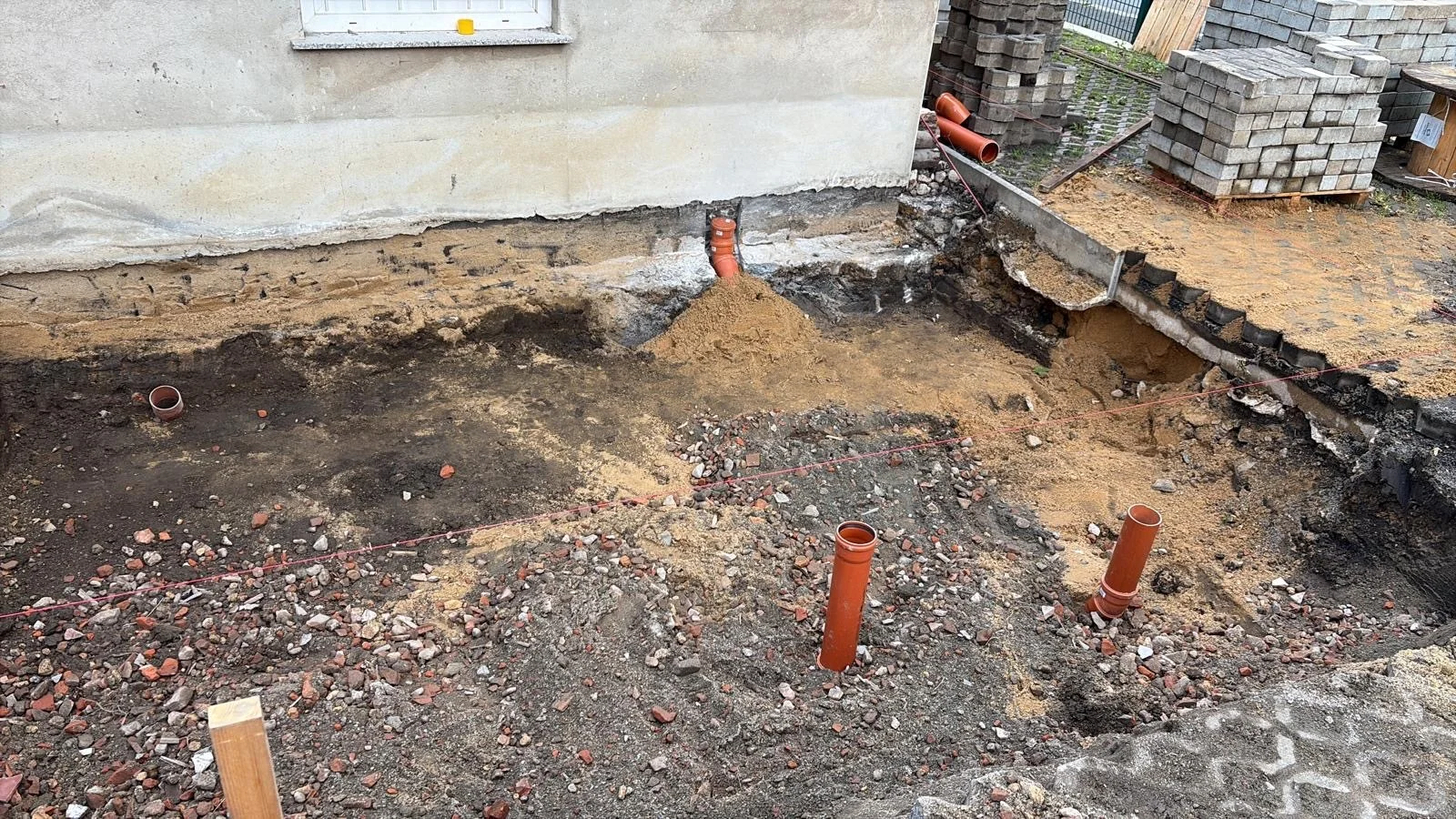 Bild: Baustelle mit Abwasseranschlüsse