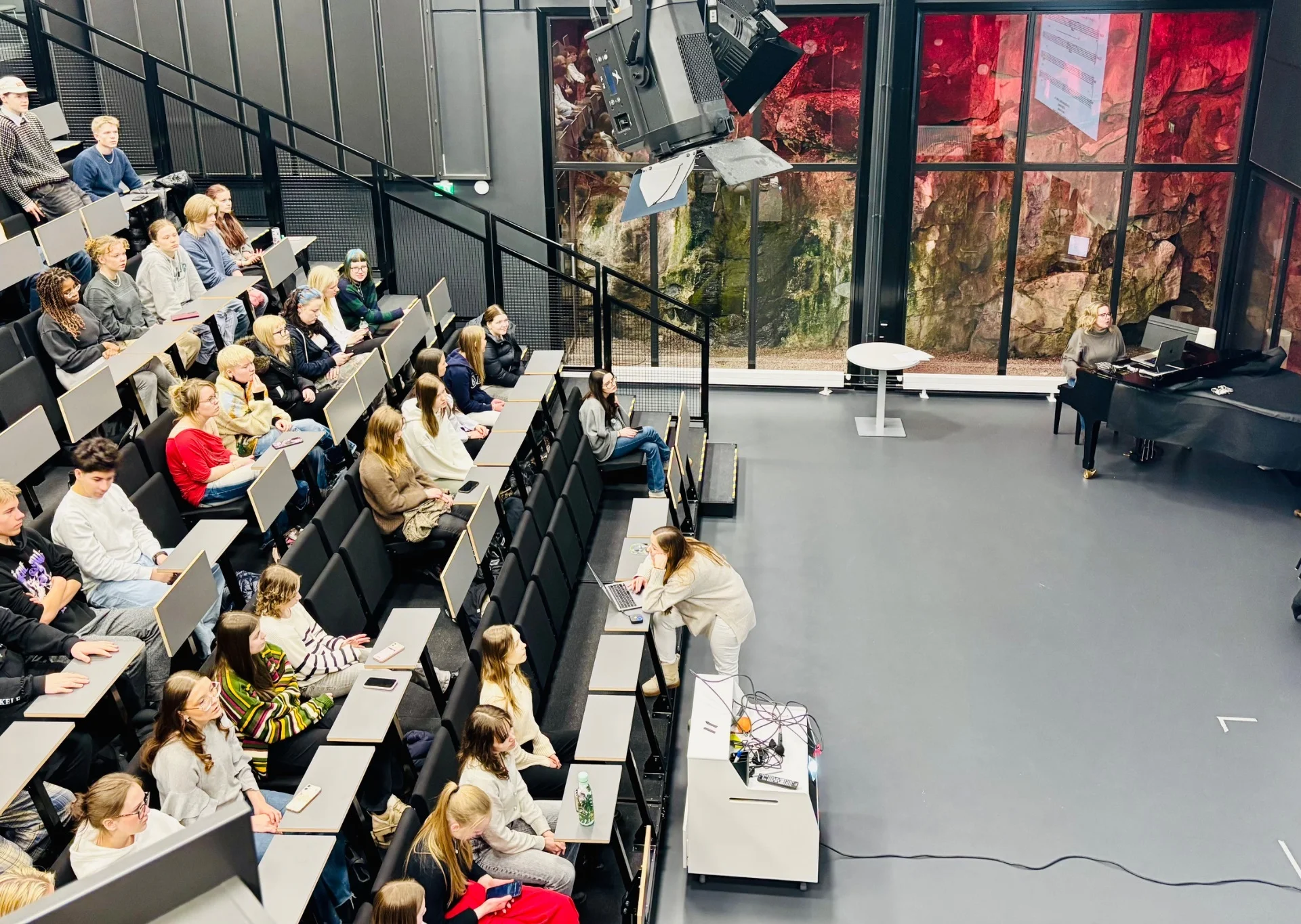 Bild: Hörsaal in der Highschool mit Schülern und Lehrern die gemeinsam singen