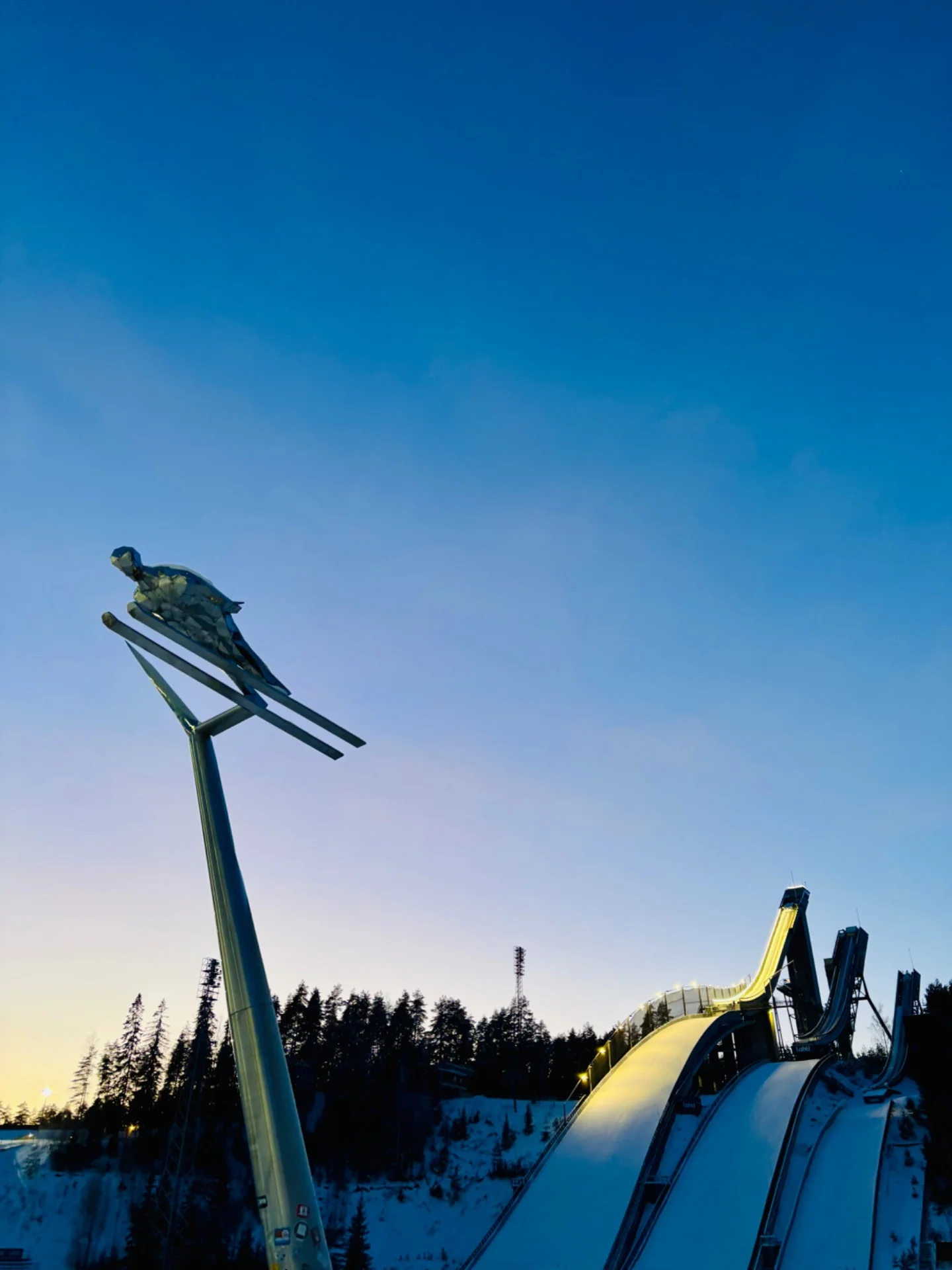 Bild: Sprungschanzen in Lahti mit Skispringer-Figur