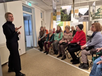 4.2.26 Anke Grodon f&uuml;hrt durch die Sonderausstellung "let`s walk drushba" 