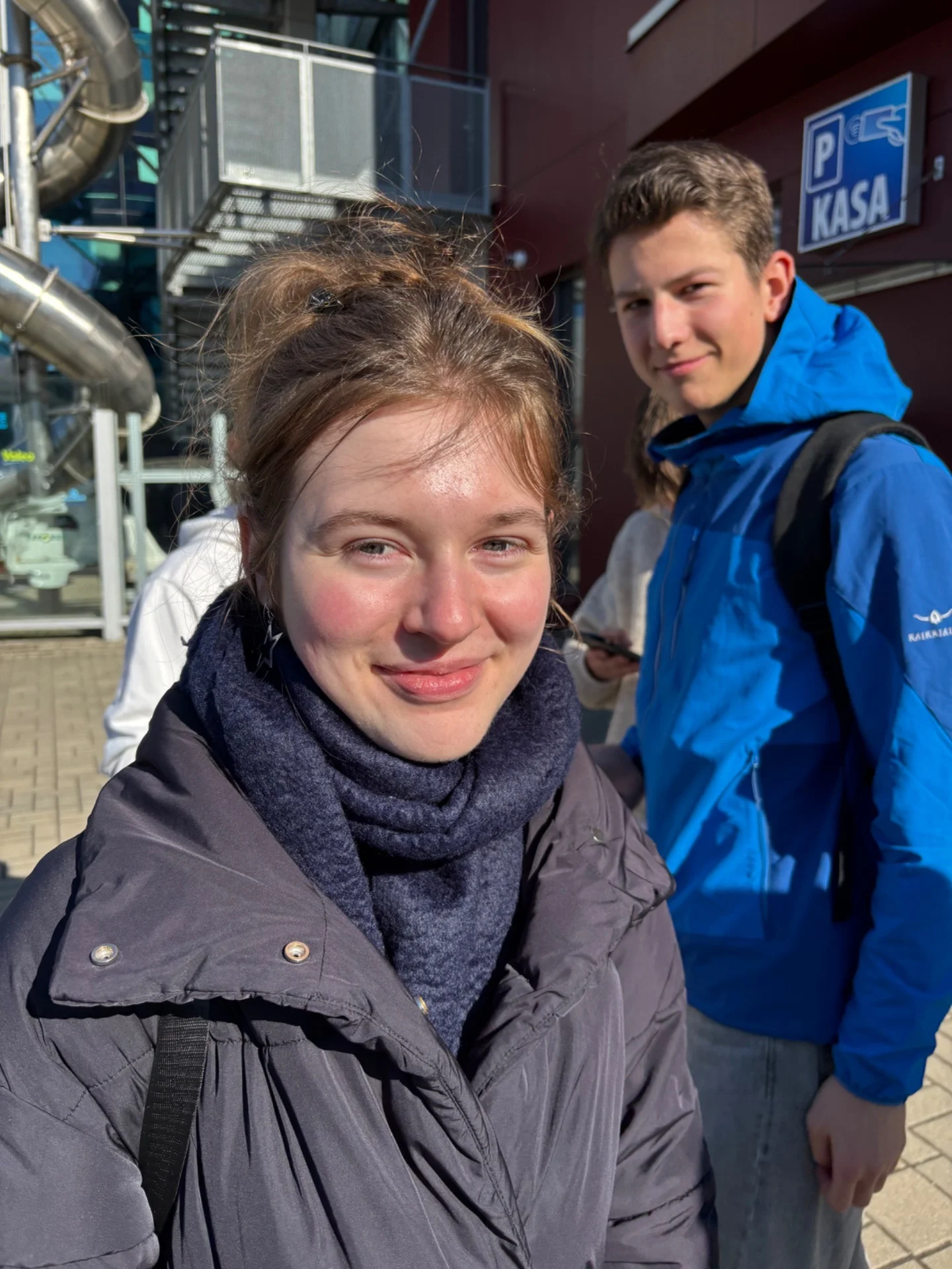 Bild: zwei Schüler schauen fröhlich im Stadtgebiet