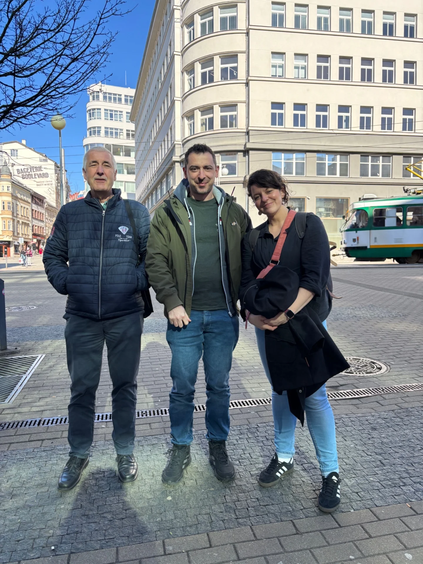 Bild: drei Lehrer posieren fröhlich im Stadtgebiet von Liberec