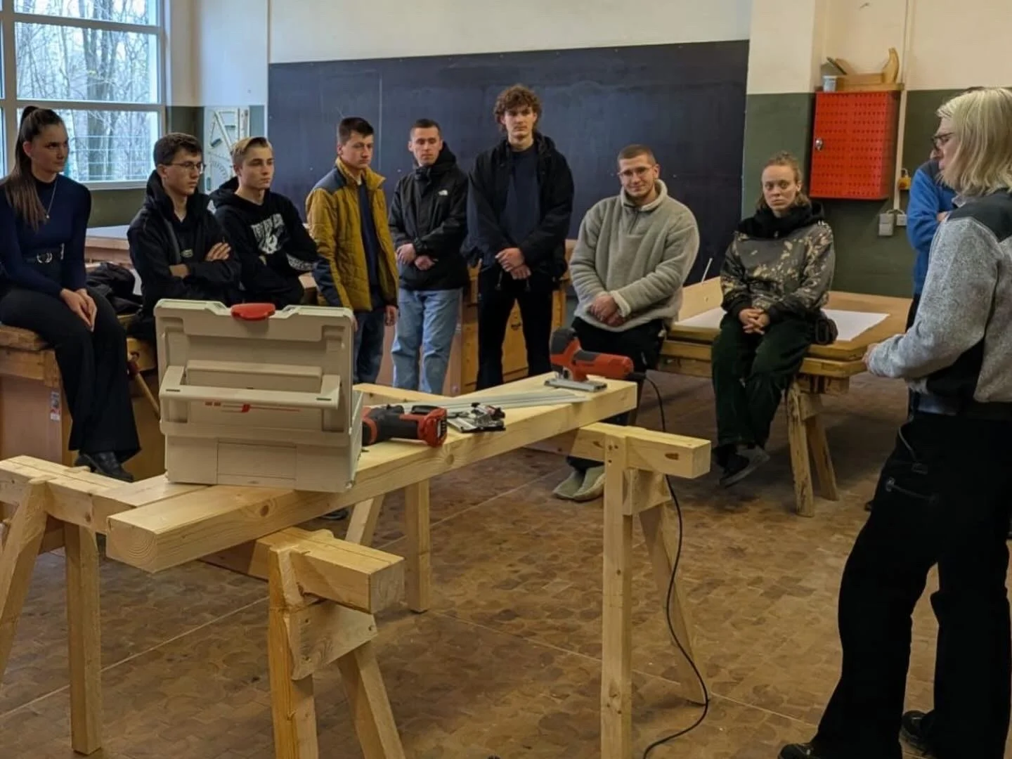 Bild: Schüler beobachten Maschinenvorführung durch Vertreter der Fa. Mafell