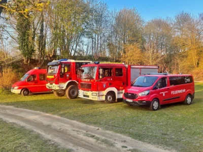Fuhrpark der G&auml;ste auf dem Bolzplatz 