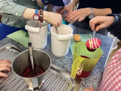 Kinder f&auml;rben Eier  (Bild vergr&ouml;&szlig;ern)