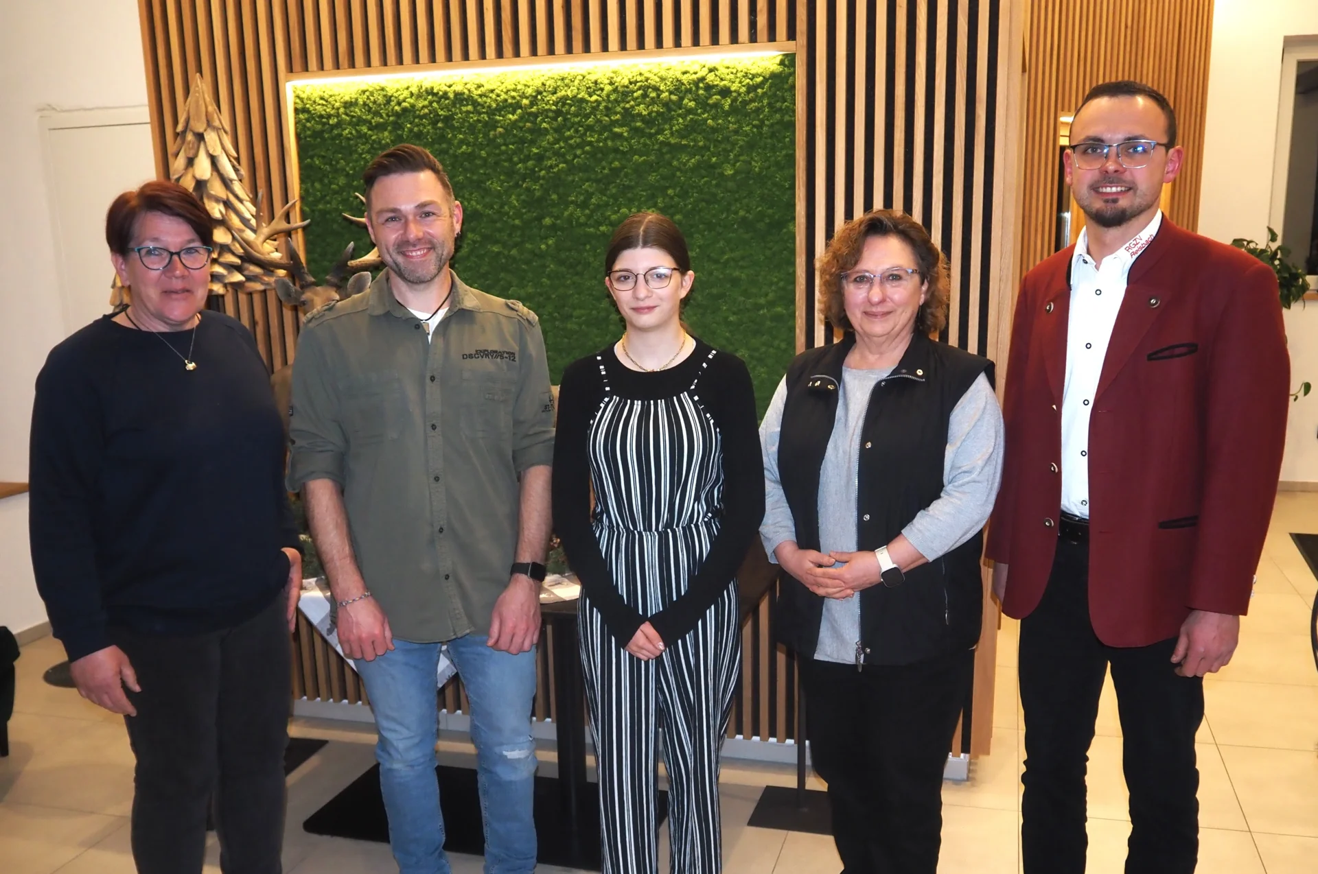 Bild: v.li.: 1. Vors. Daniela Robl, Neumitglieder ThomaGerl, Leoni Dickl, Margit Schimmel, 2. Vors. Markus Wieser