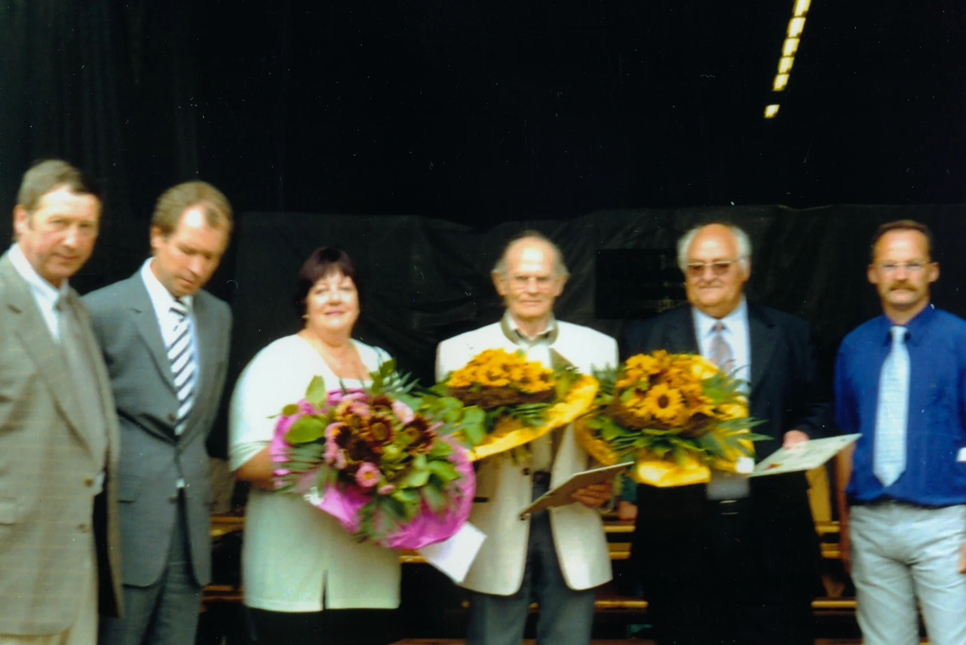 Bild: Ehrungen beim 25-jährigen Jubiläum 2001 (v.l.): Vorsitzender Hubert Lüke, Bürgermeister Manfred Müller, Marianne Igges (stellvertretend für den Gründungsvorsitzenden Anton Igges), Franz Steffens und Walter Wölting (Gründungsvorstand), Ortsvorsteher Wilhelm Renneke (Foto: Sammlung Familie Wölting)