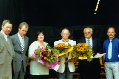Ehrungen beim 25-j&auml;hrigen Jubil&auml;um 2001 (v.l.): Vorsitzender Hubert L&uuml;ke, B&uuml;rgermeister Manfred M&uuml;ller, Marianne Igges (stellvertretend f&uuml;r den Gr&uuml;ndungsvorsitzenden Anton Igges), Franz Steffens und Walter W&ouml;lting (Gr&uuml;ndungsvorstand), Ortsvorsteher Wilhelm Renneke (Foto: Sammlung Familie W&ouml;lting)  (Bild vergr&ouml;&szlig;ern)