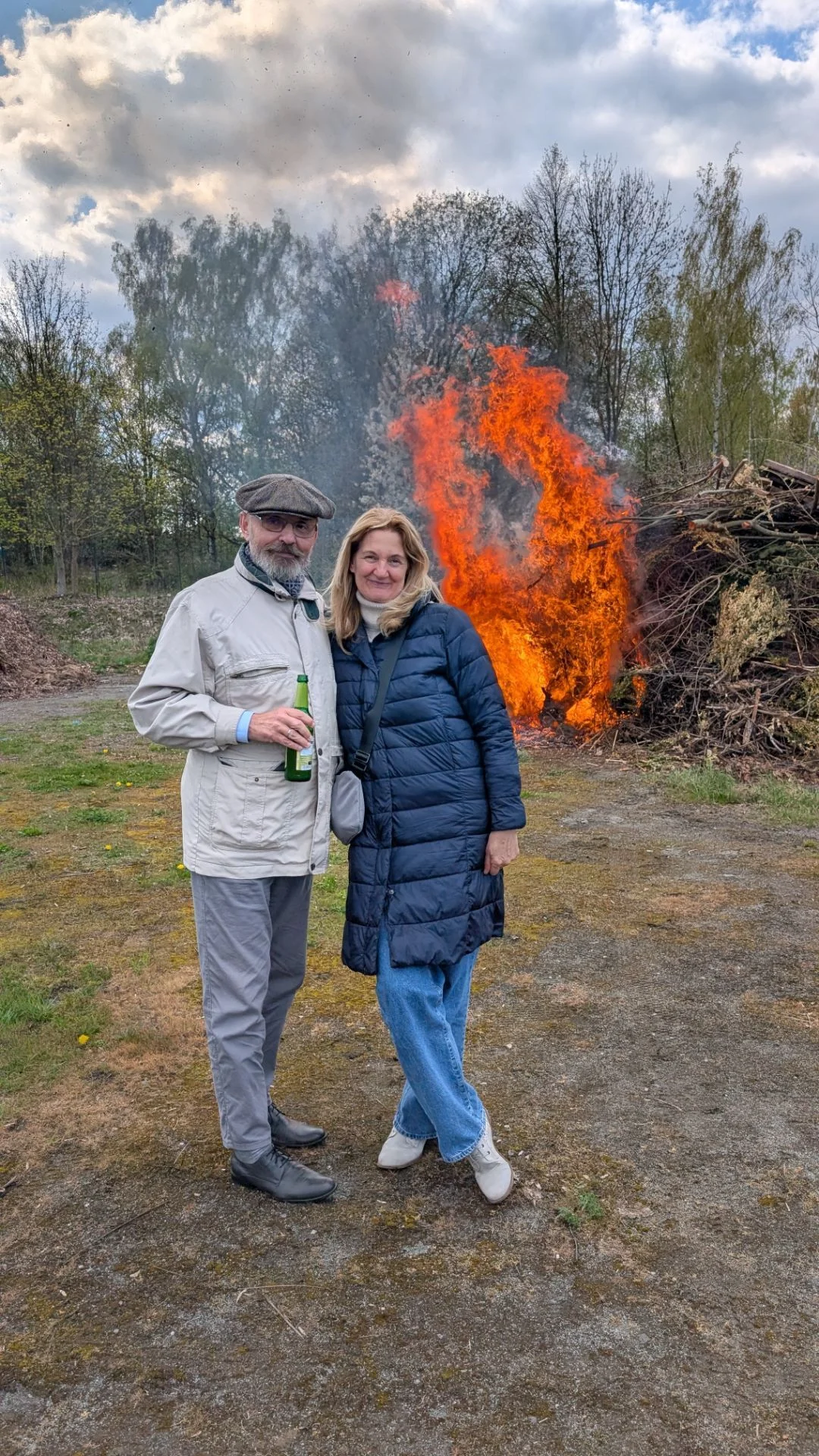 Bild: Lehrer und Lehrerin vor Frühjahrsfeuer