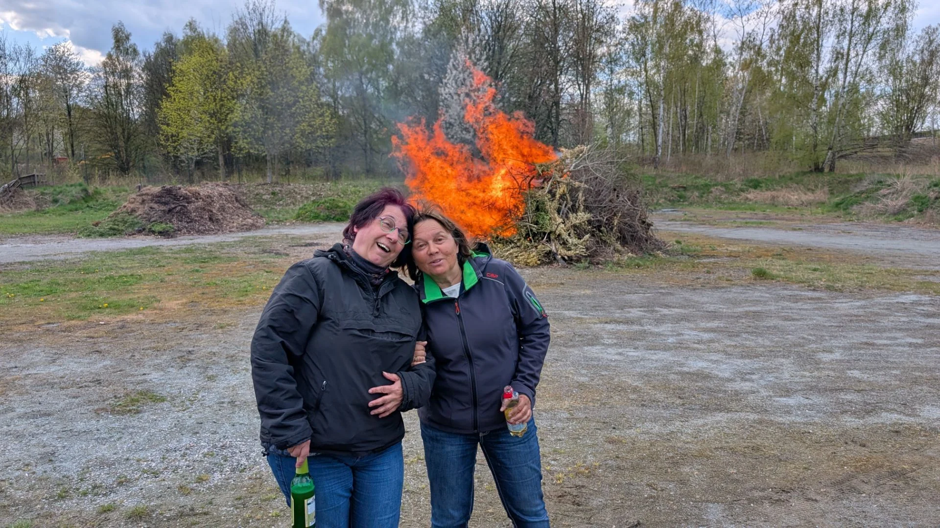 Bild: Zwei Lehrkräfte vor Frühjahrsfeuer