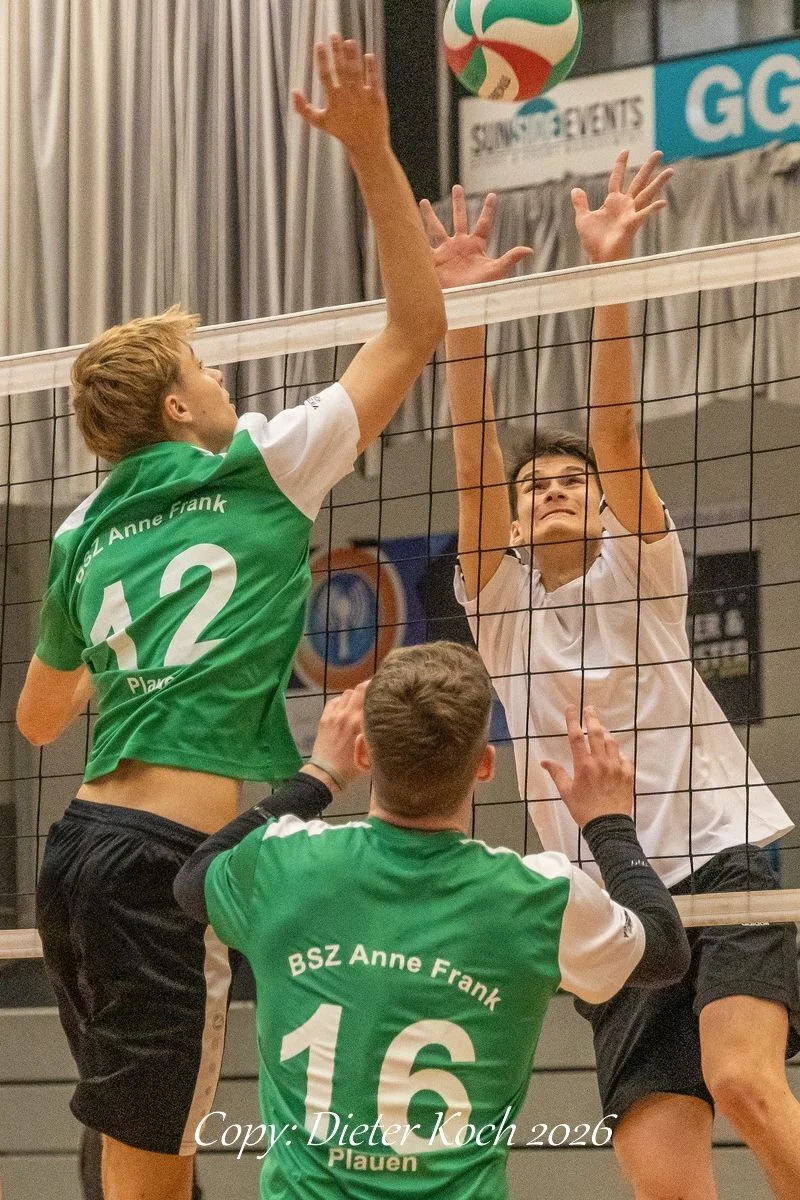 Bild: Spielmoment am Volleyballnetz
