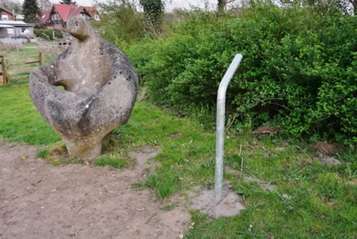 Nun steht die Skulptur ohne Schild am Schmalenseepfad 