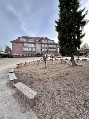Schule und Hof  (Bild vergr&ouml;&szlig;ern)