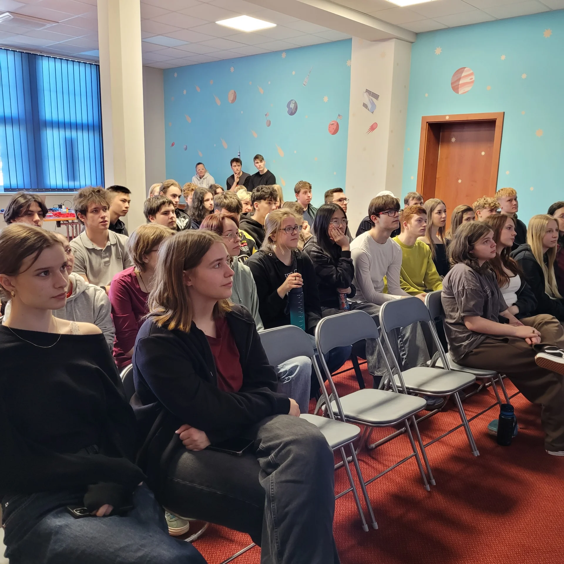 Bild: Schüler in einem Raum zur Eröffnung des Projektes