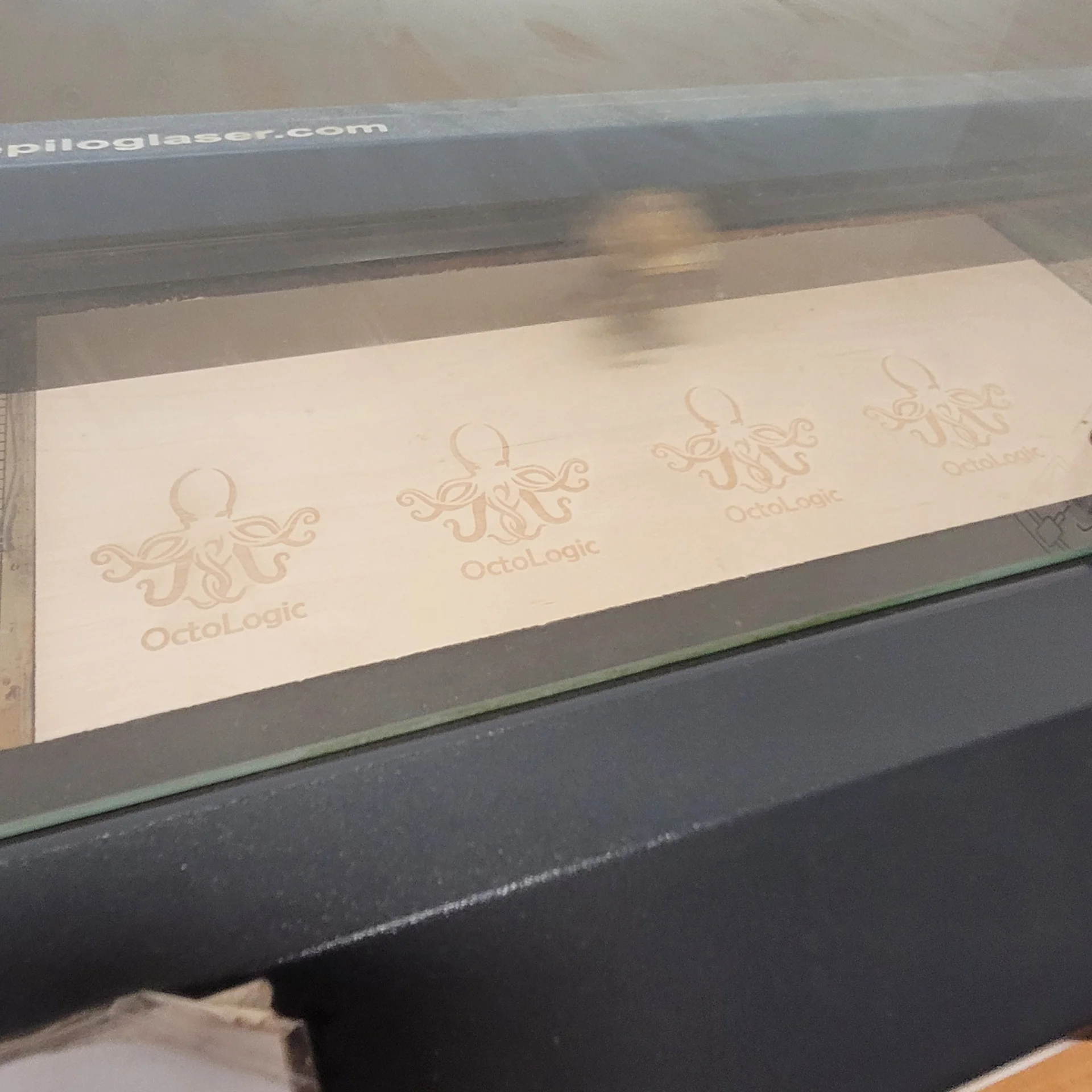 Bild: Gravurmaschine bei der Bearbeitung eines Logos