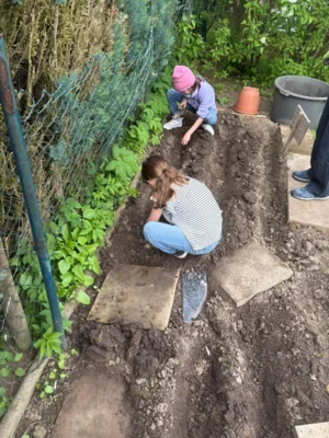 Foto des Albums: Kartoffel setzen im Schulgarten