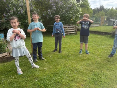 Foto des Albums: Kartoffel setzen im Schulgarten