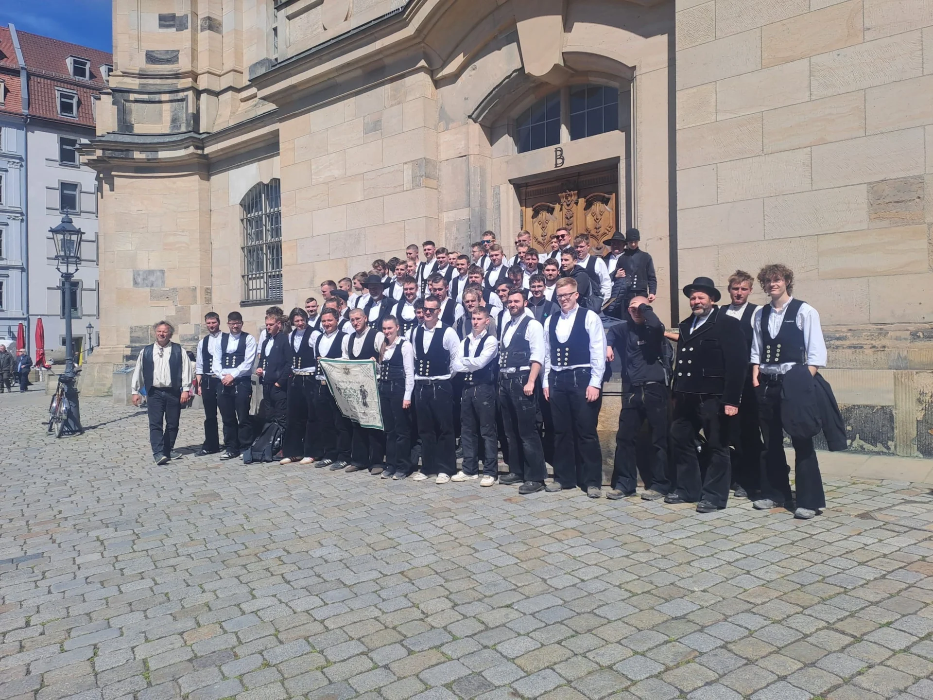 Bild: Gruppenbild der Azubis und Lehrer vor Frauenkirche