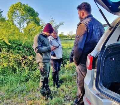 Tjak Tensfeldt erkl&auml;rt die Drohne 