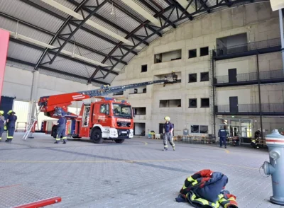 Drehleiter Trappenkamp pl&ouml;tzlich klein in gro&szlig;er Halle 