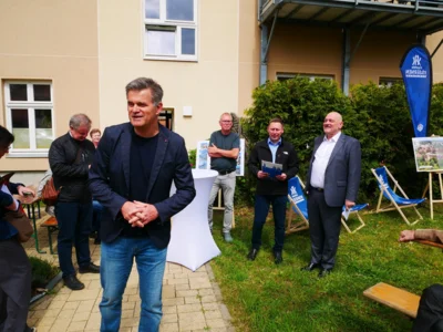 Bauamtsleiter Hagen Boddin begr&uuml;&szlig;t die G&auml;ste. 