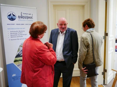 Minister Crumbach im Gespr&auml;ch mit den G&auml;sten. 