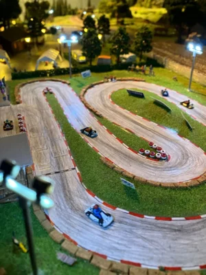 002 Die Kartbahn  (Bild vergr&ouml;&szlig;ern)