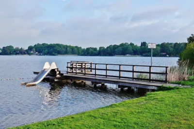 Der Badesteg mit Rutsche 