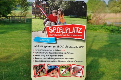 Das Spielplatzschild ist neu und nicht von hier 