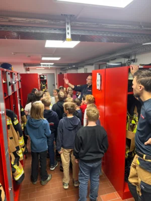 Foto des Albums: Die Klassen 3a und 3b zu Besuch bei der Freiwilligen Feuerwehr Hollstadt