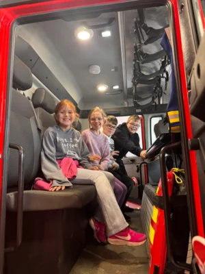 Foto des Albums: Die Klassen 3a und 3b zu Besuch bei der Freiwilligen Feuerwehr Hollstadt