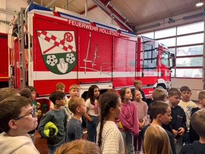 Foto des Albums: Die Klassen 3a und 3b zu Besuch bei der Freiwilligen Feuerwehr Hollstadt