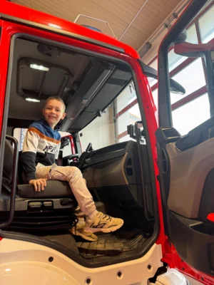 Foto des Albums: Die Klassen 3a und 3b zu Besuch bei der Freiwilligen Feuerwehr Hollstadt