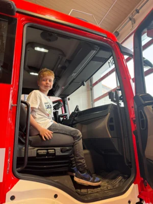 Foto des Albums: Die Klassen 3a und 3b zu Besuch bei der Freiwilligen Feuerwehr Hollstadt