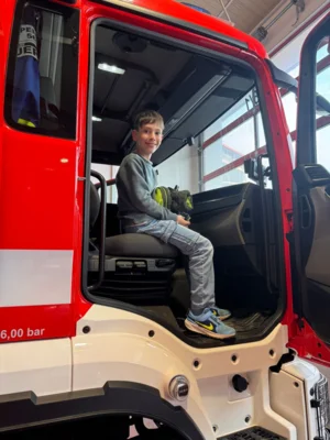 Foto des Albums: Die Klassen 3a und 3b zu Besuch bei der Freiwilligen Feuerwehr Hollstadt