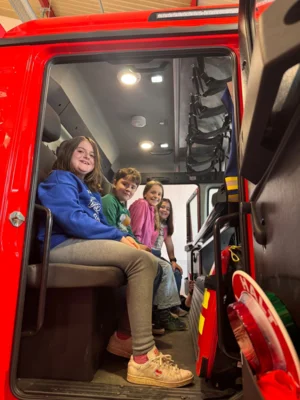 Foto des Albums: Die Klassen 3a und 3b zu Besuch bei der Freiwilligen Feuerwehr Hollstadt