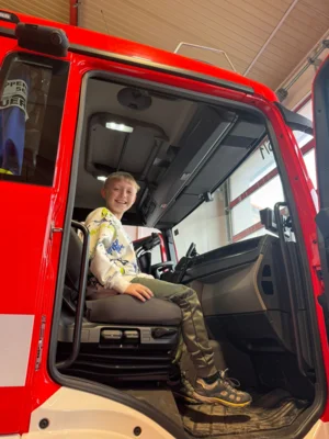 Foto des Albums: Die Klassen 3a und 3b zu Besuch bei der Freiwilligen Feuerwehr Hollstadt